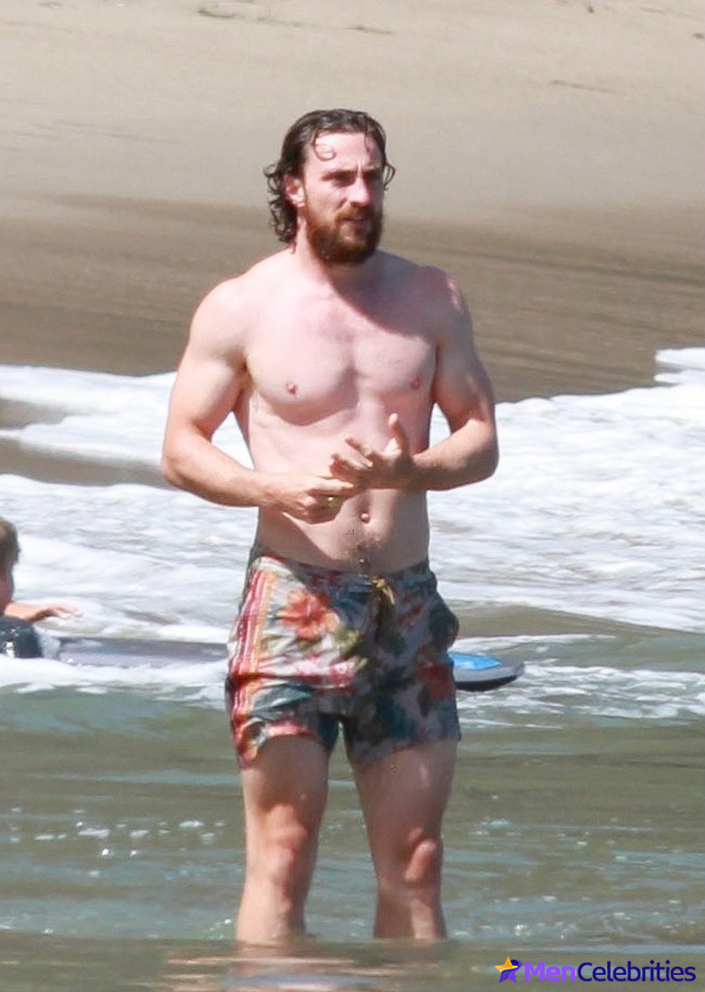 Aaron Taylor-Johnson bulge beach photos