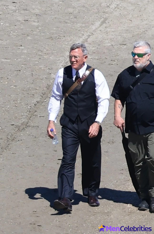 Cillian Murphy shirtless beach pics