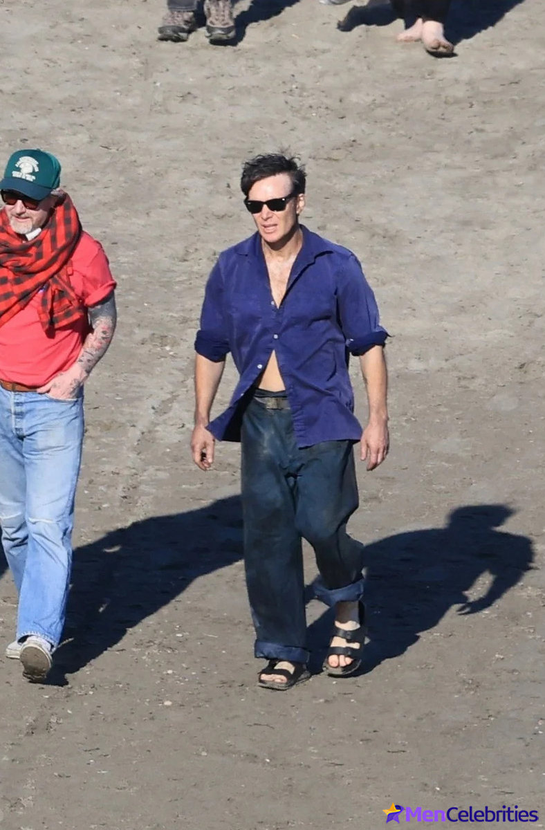 Cillian Murphy shirtless beach pics