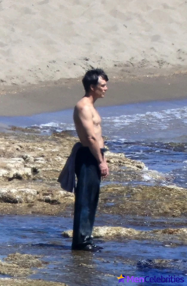 Cillian Murphy shirtless beach pics