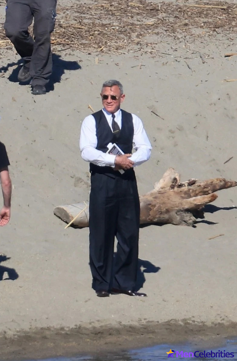 Cillian Murphy shirtless beach pics