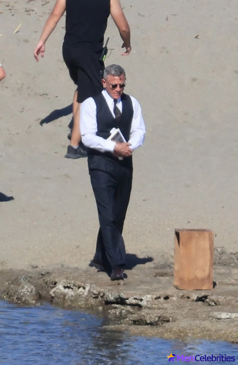 Cillian Murphy shirtless beach pics