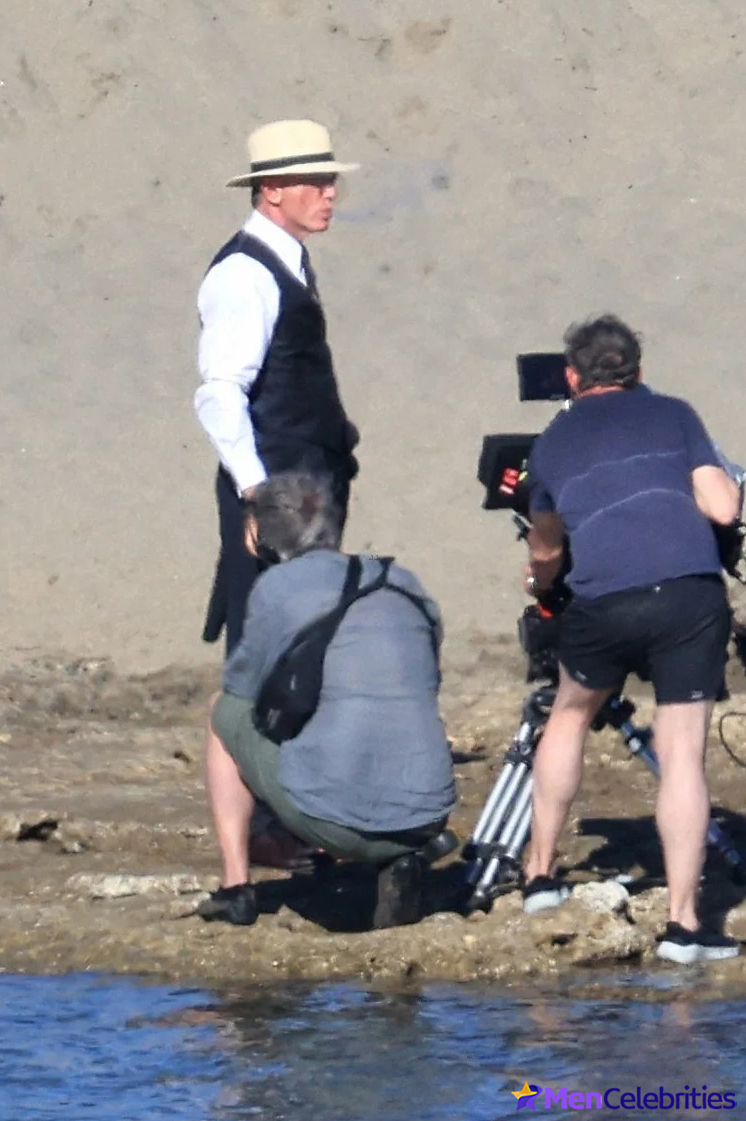 Cillian Murphy shirtless beach pics