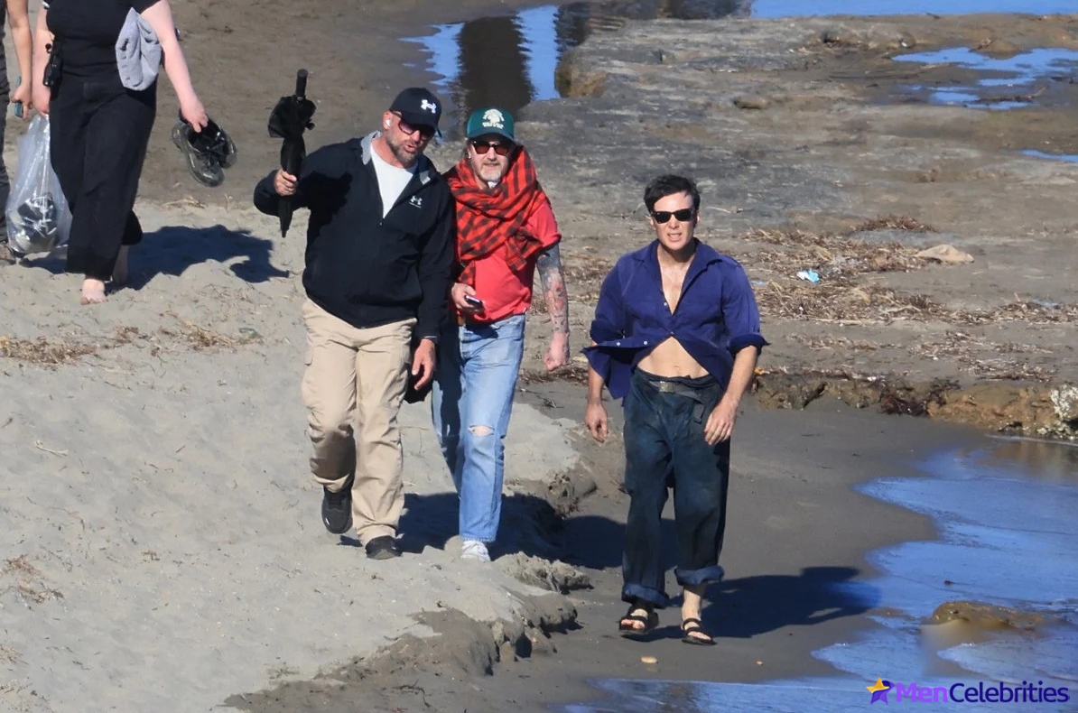 Cillian Murphy shirtless beach pics