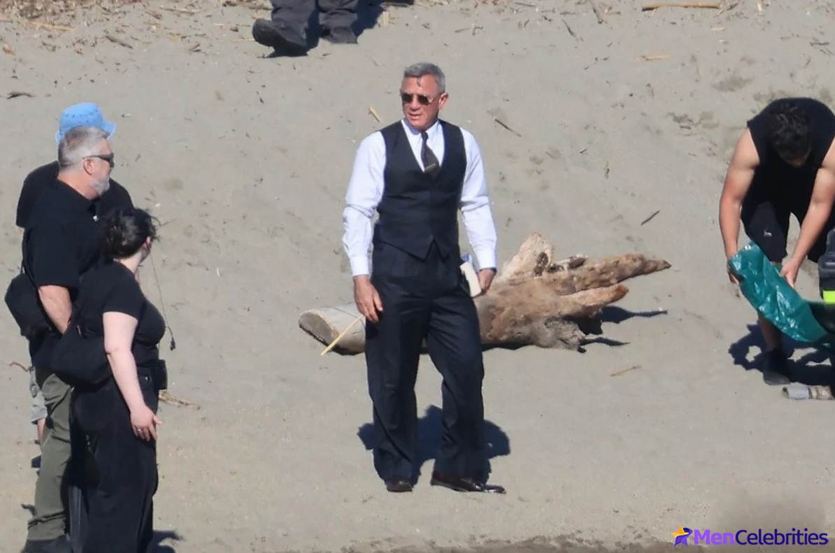 Cillian Murphy shirtless beach pics