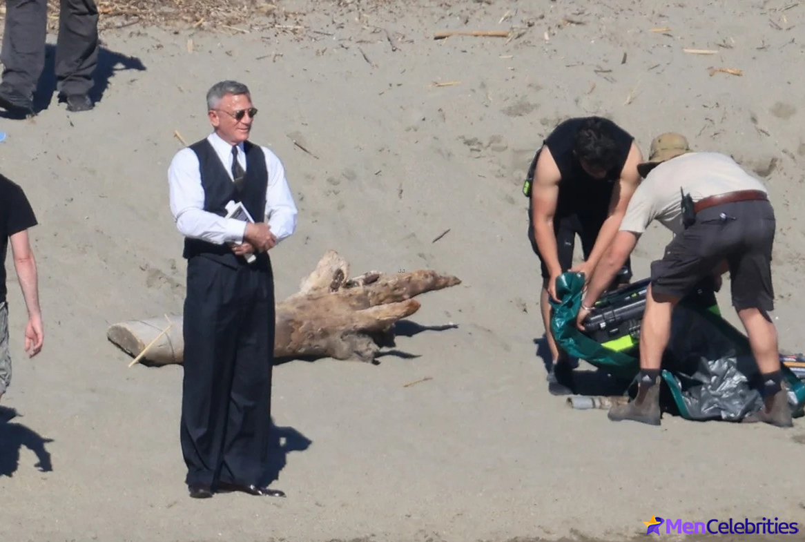 Cillian Murphy shirtless beach pics