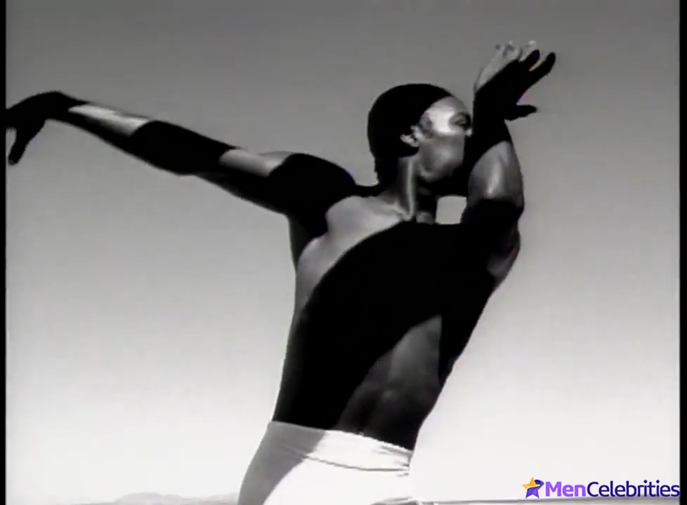 Djimon Hounsou frontal nude and sexy scenes