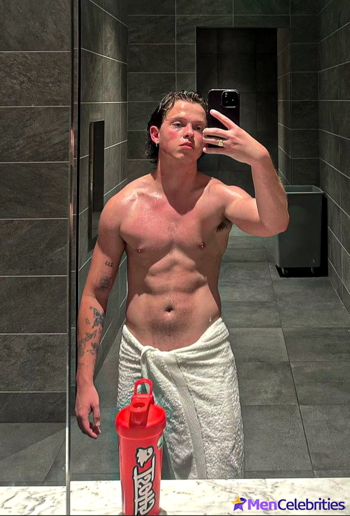 Jacob Sartorius nude and bulge penis photos