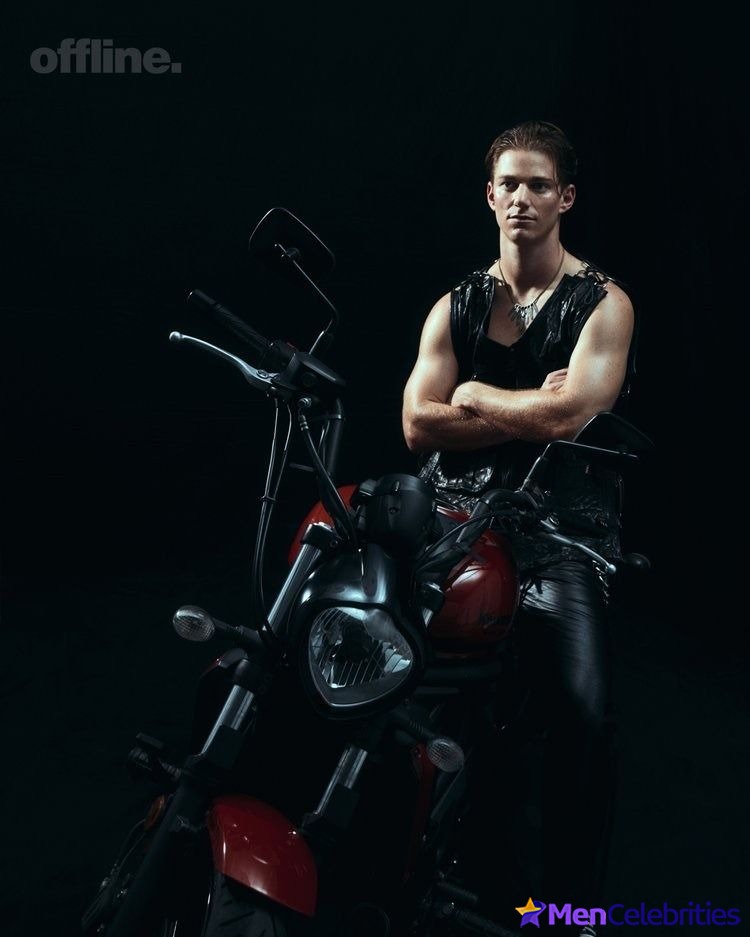 Nico Greetham shirtless and bulge pics