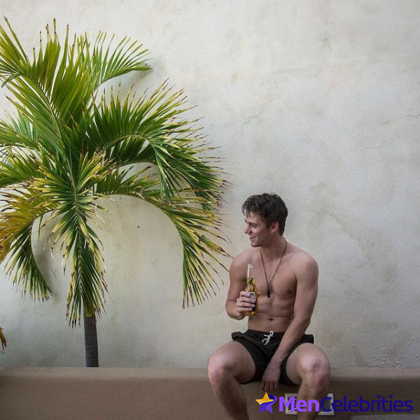 Nico Greetham shirtless and bulge pics