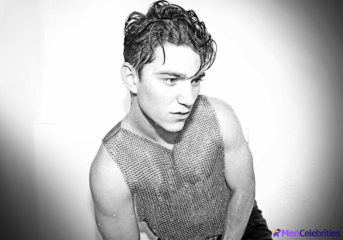 Nico Greetham shirtless and bulge pics