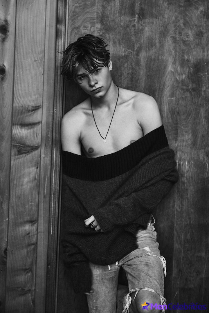 Toby Wallace shirtless and sexy pics