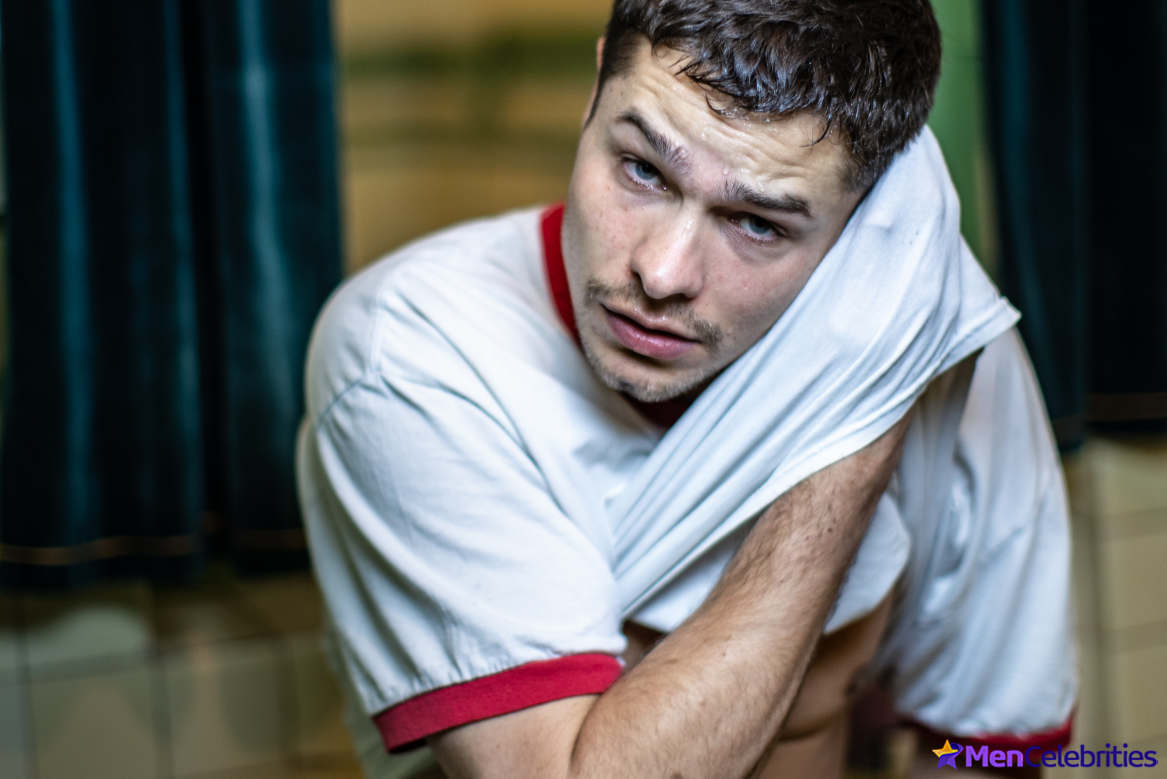 Toby Wallace shirtless and sexy pics