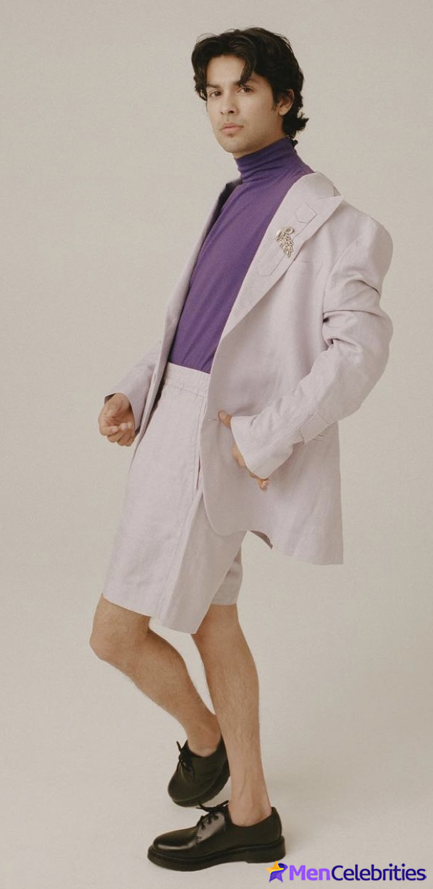 Xolo Mariduena cock bulge and shirtless pics