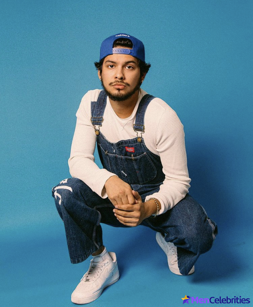 Xolo Mariduena cock bulge and shirtless pics