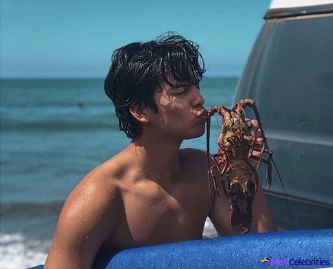 Xolo Mariduena cock bulge and shirtless pics