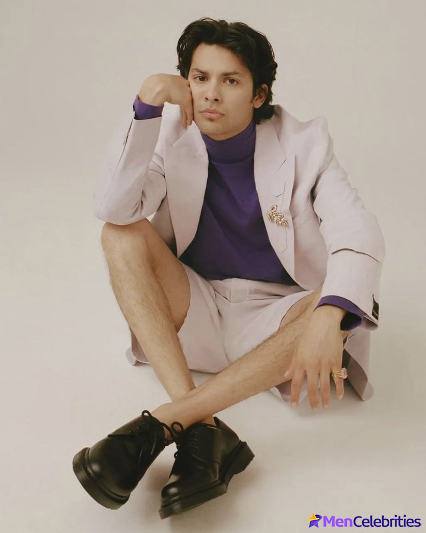 Xolo Mariduena cock bulge and shirtless pics