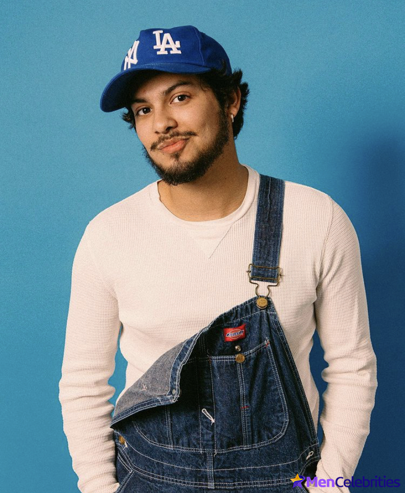 Xolo Mariduena cock bulge and shirtless pics