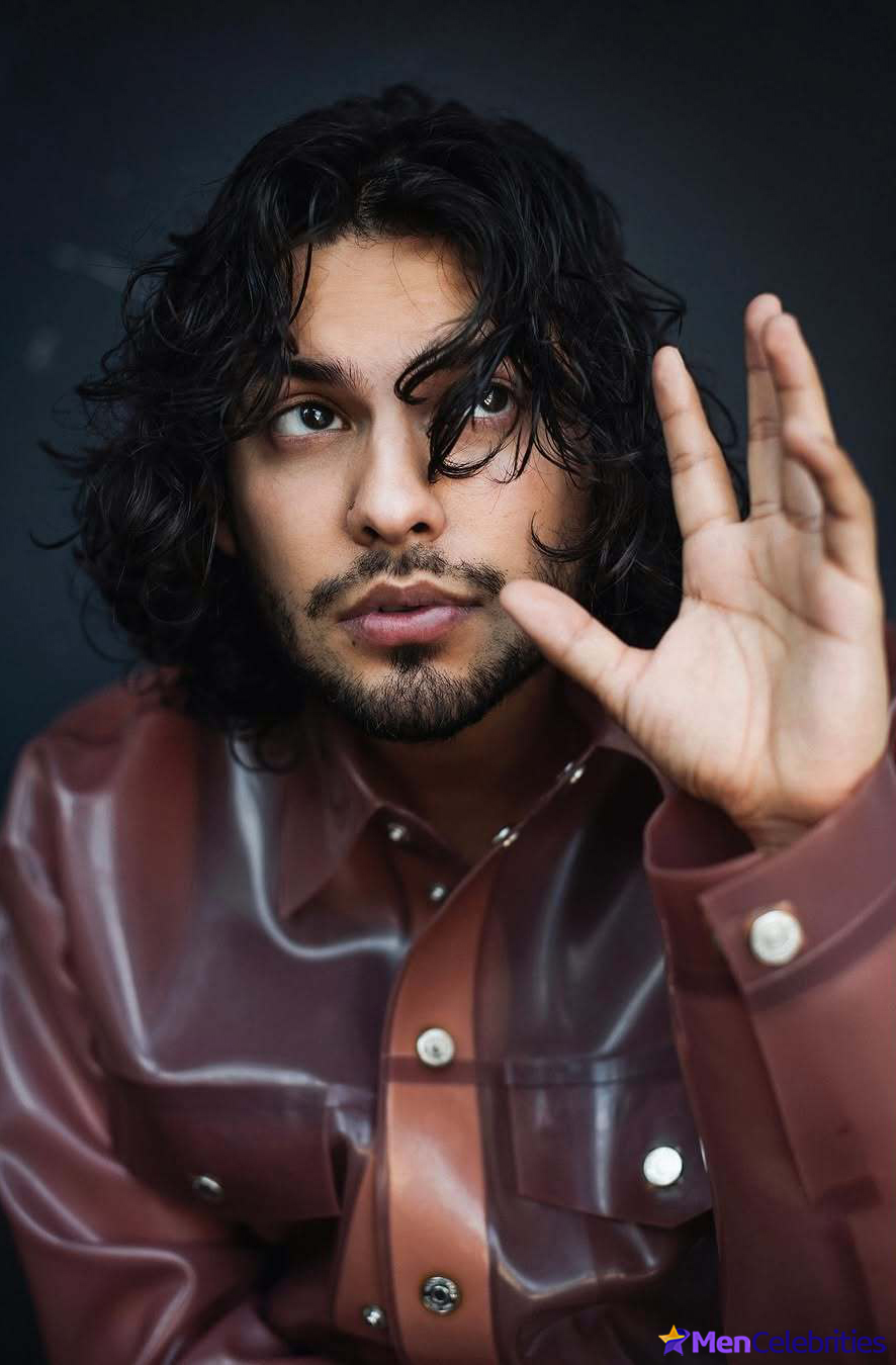 Xolo Mariduena cock bulge and shirtless pics