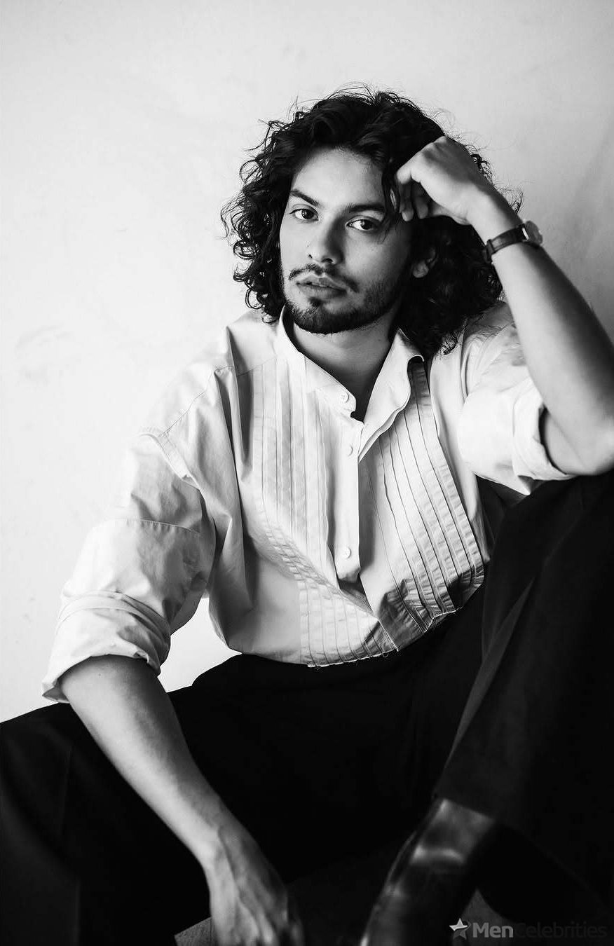 Xolo Mariduena cock bulge and shirtless pics