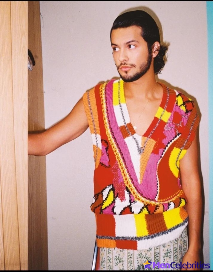 Xolo Mariduena cock bulge and shirtless pics