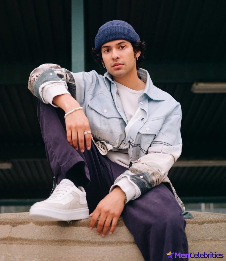 Xolo Mariduena cock bulge and shirtless pics