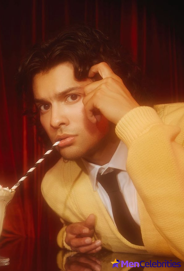 Xolo Mariduena cock bulge and shirtless pics