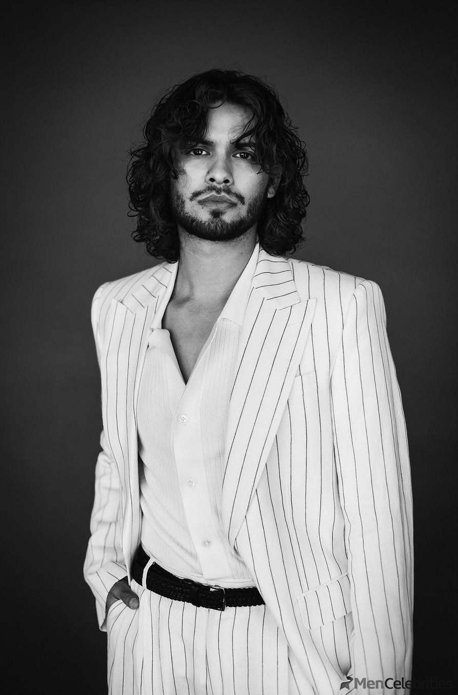 Xolo Mariduena cock bulge and shirtless pics