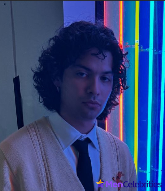 Xolo Mariduena cock bulge and shirtless pics