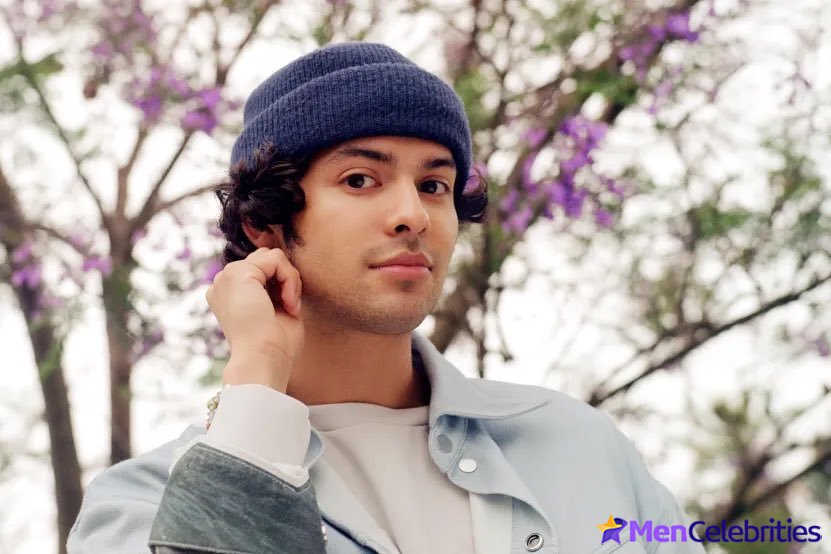 Xolo Mariduena cock bulge and shirtless pics