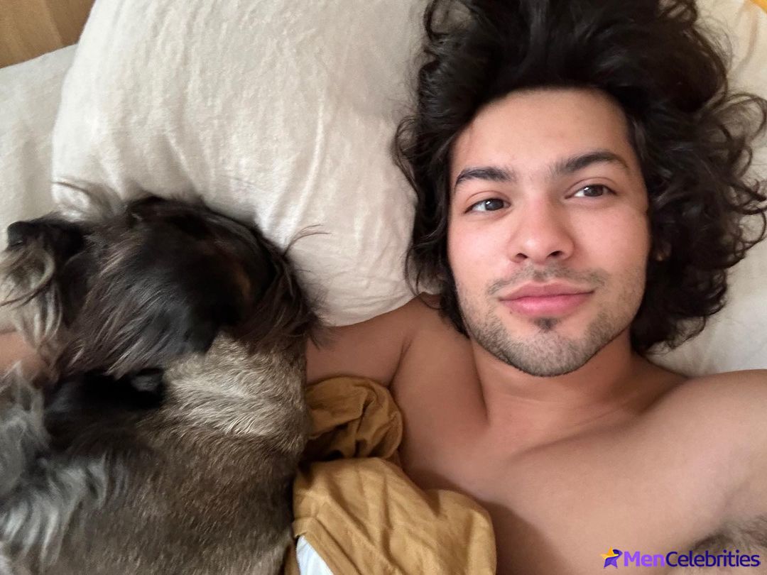 Xolo Mariduena cock bulge and shirtless pics