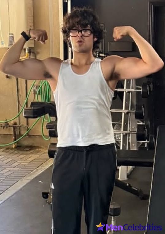 Xolo Mariduena cock bulge and shirtless pics