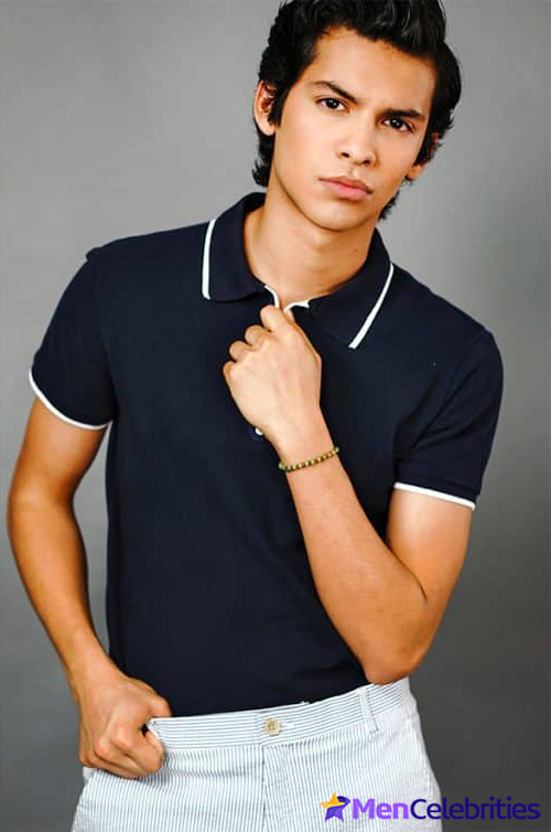 Xolo Mariduena cock bulge and shirtless pics