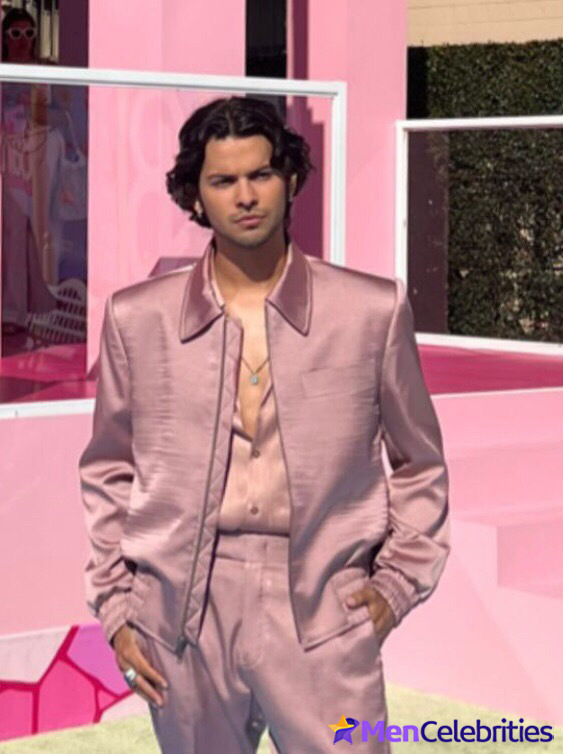 Xolo Mariduena cock bulge and shirtless pics