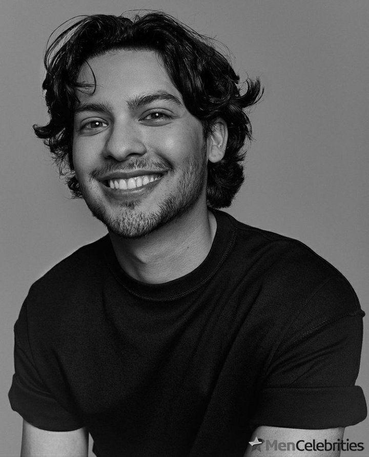 Xolo Mariduena cock bulge and shirtless pics