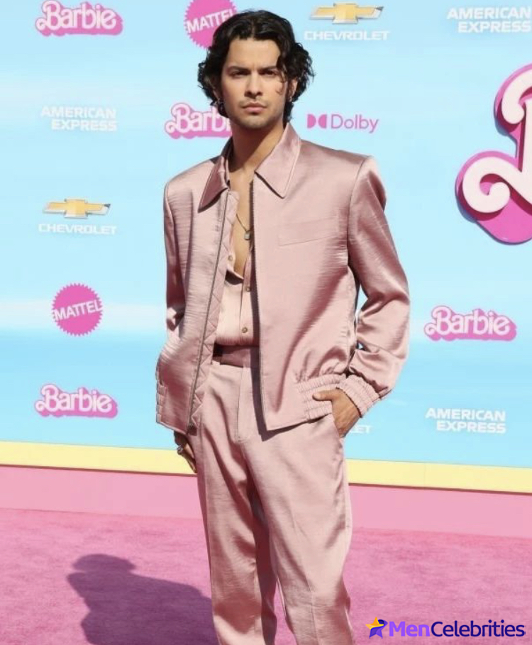 Xolo Mariduena cock bulge and shirtless pics