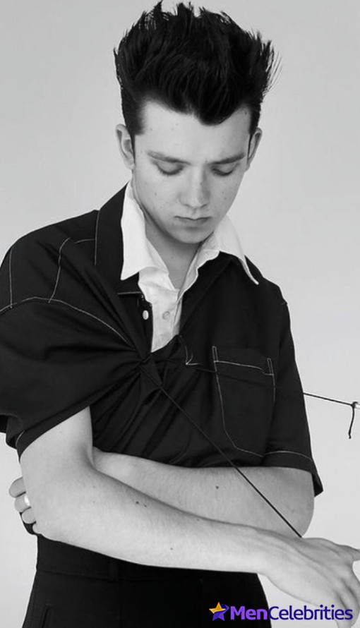 Asa Butterfield dick shots