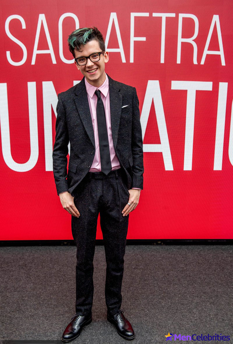 Asa Butterfield paparazzi