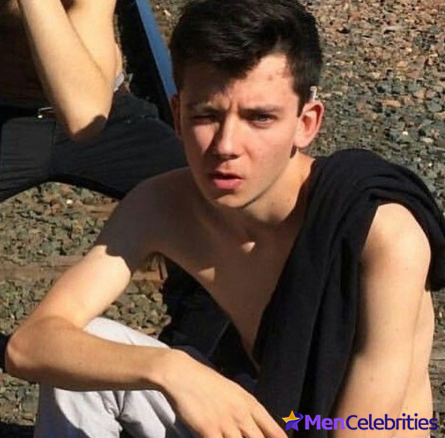 Asa Butterfield shirtless pics