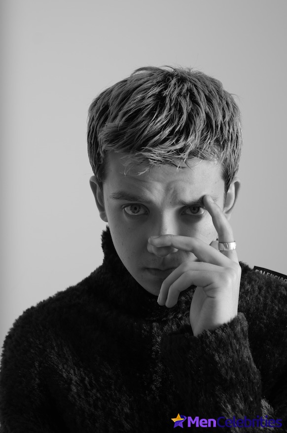 Asa Butterfield nudity