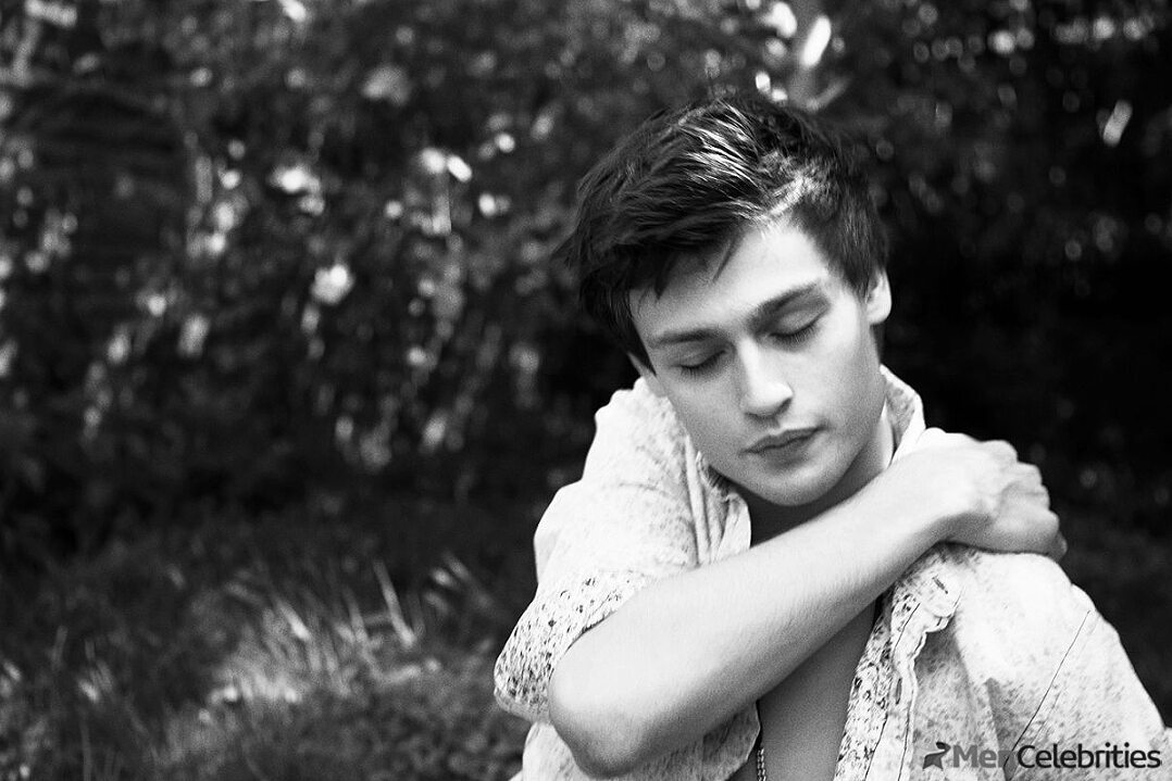 Douglas Booth shirtless and sexy photos