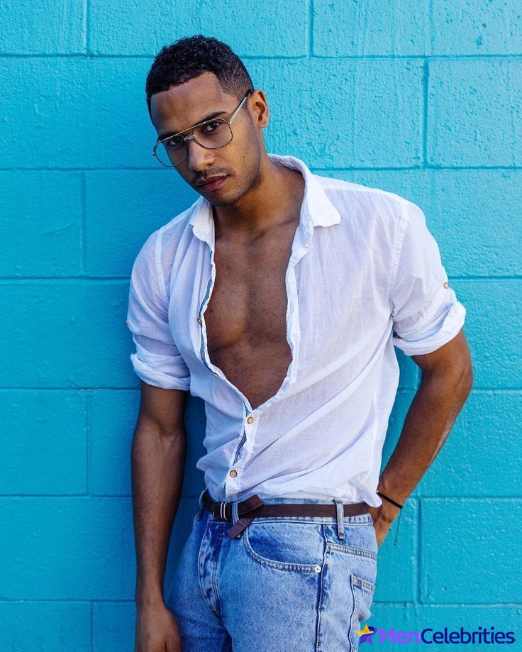 Elliot Knight sexy underwear and nude selfie pics