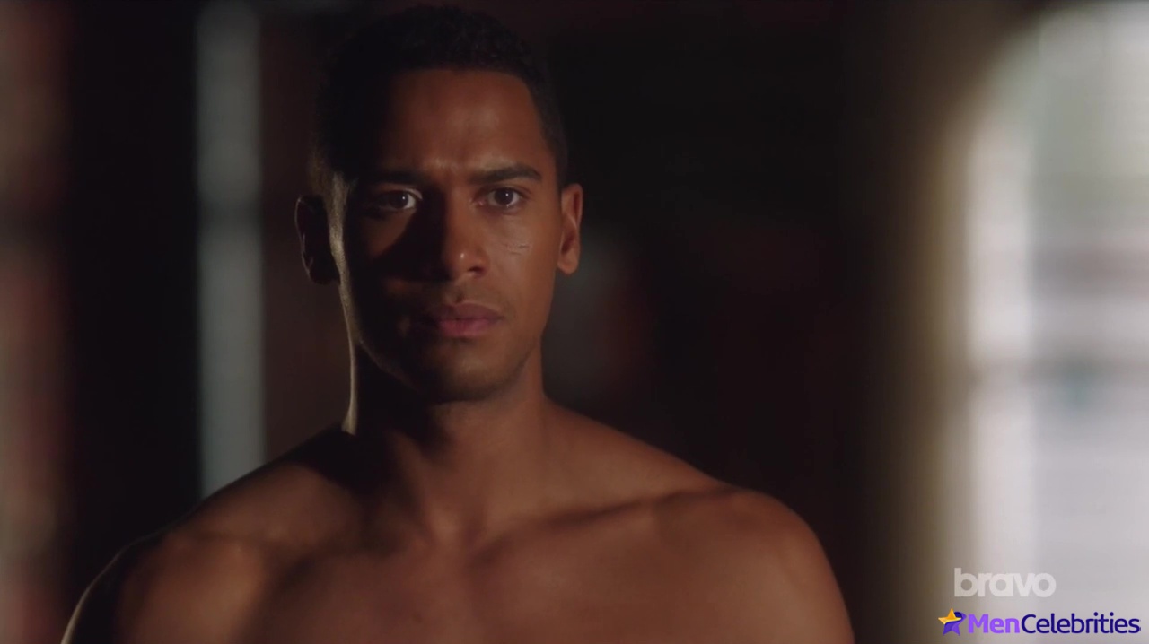 Elliot Knight nude and erotic gay scenes