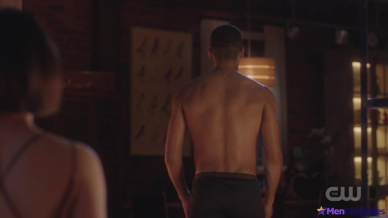 Elliot Knight nude and erotic gay scenes