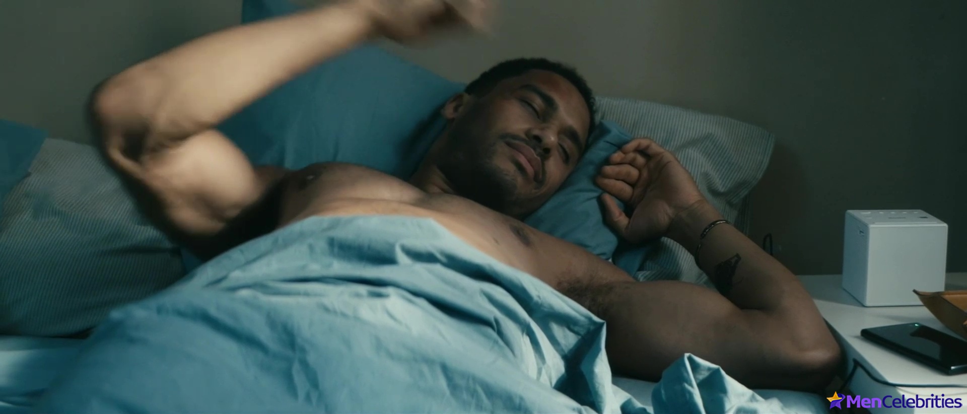 Elliot Knight nude and erotic gay scenes