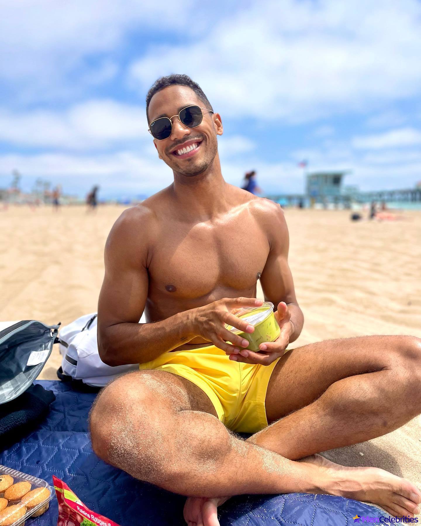 Elliot Knight sexy underwear and nude selfie pics