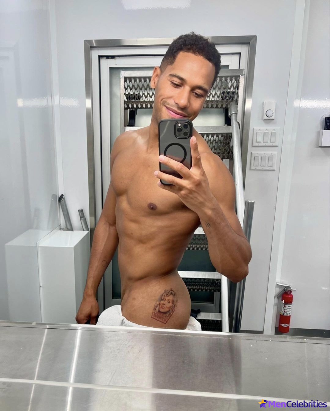 Elliot Knight nude