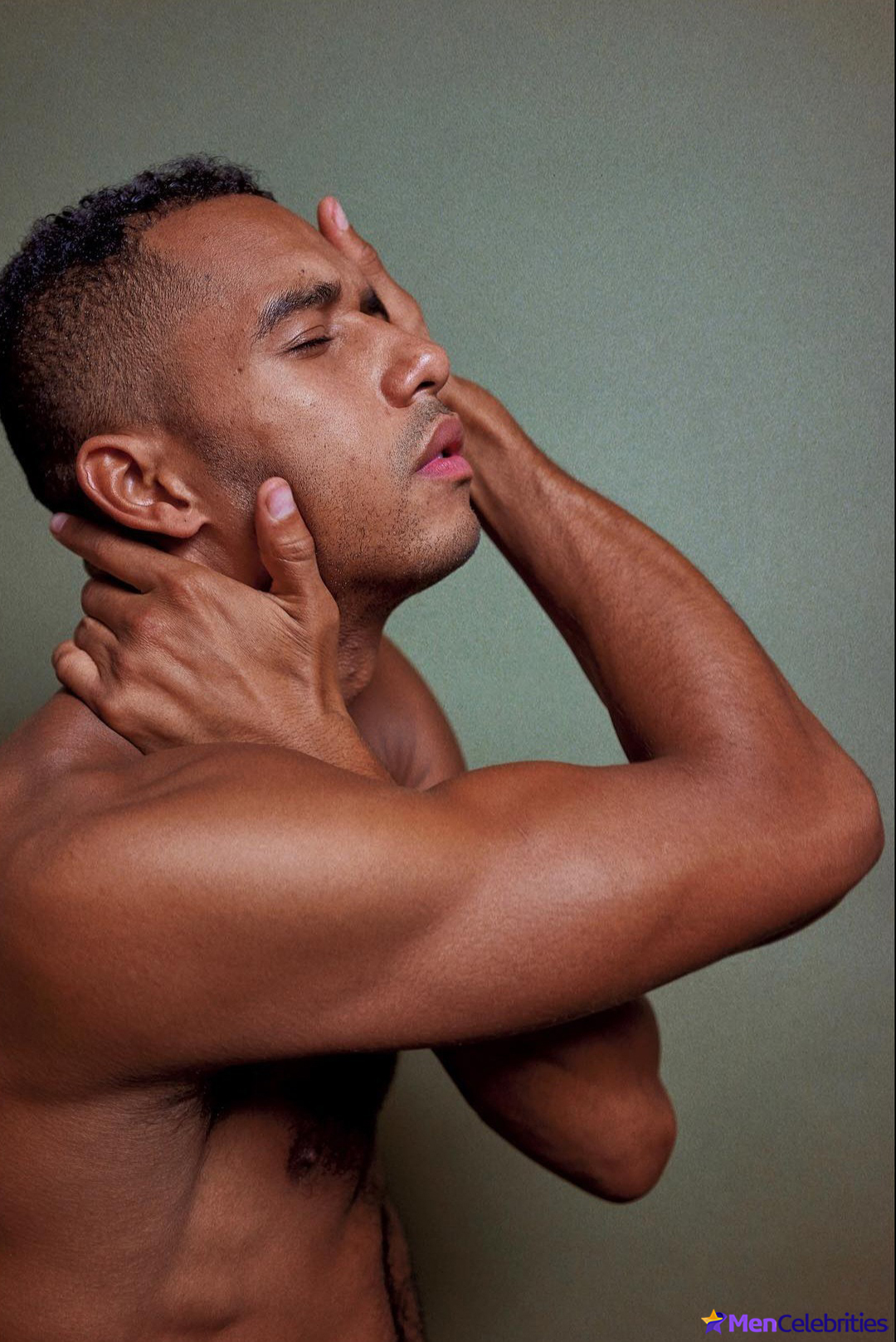 Elliot Knight sexy underwear and nude selfie pics