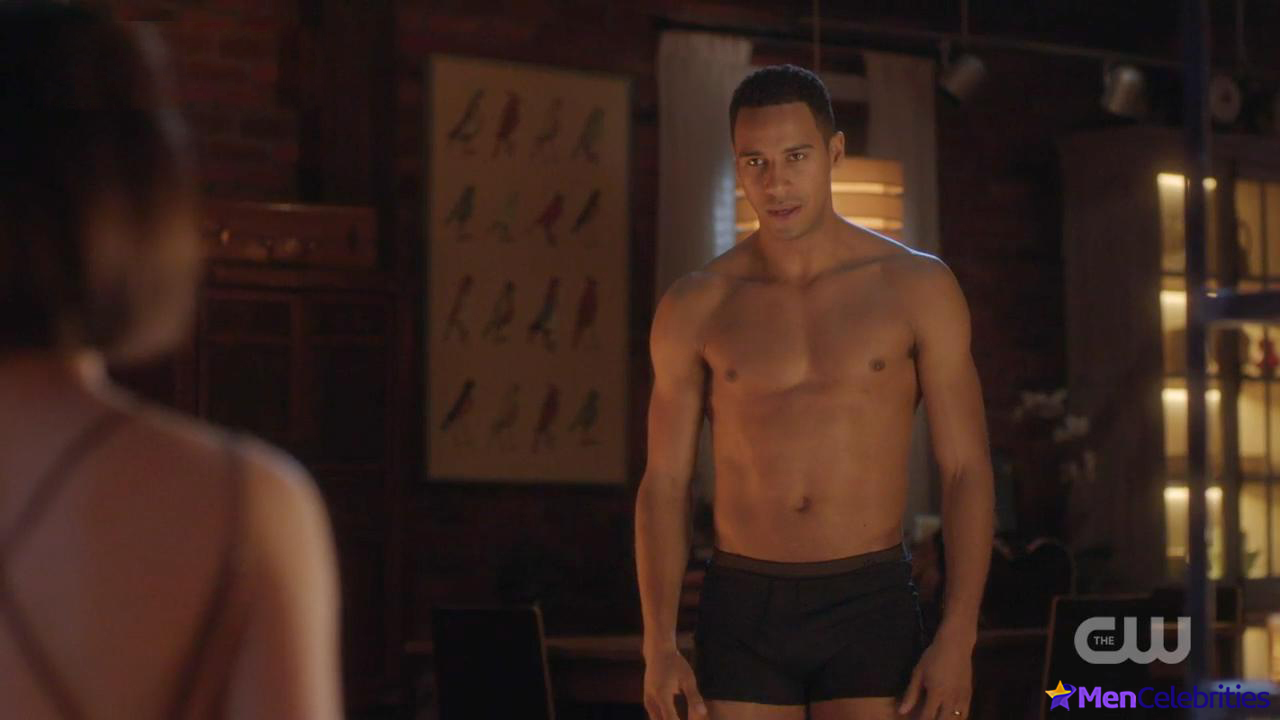 Elliot Knight nude and erotic gay scenes