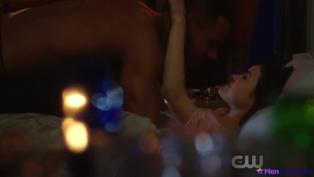Elliot Knight nude and erotic gay scenes
